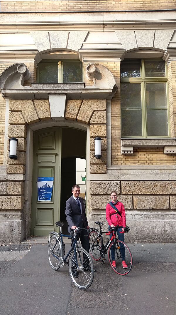 Die HTWK-Erstplatzierten beim Stadtradeln 2018 kommen beide von der Fakultät Elektrotechnik und Informationstechnik: Studentin Justine Wanschek und Dekan Prof. Jens Jäkel. (Foto: A. Schönbeck/HTWK Leipzig) 