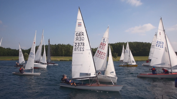 zu sehen sind mehrere Segelboote auf dem Cospudener See bei strahlendem Sonnenschein