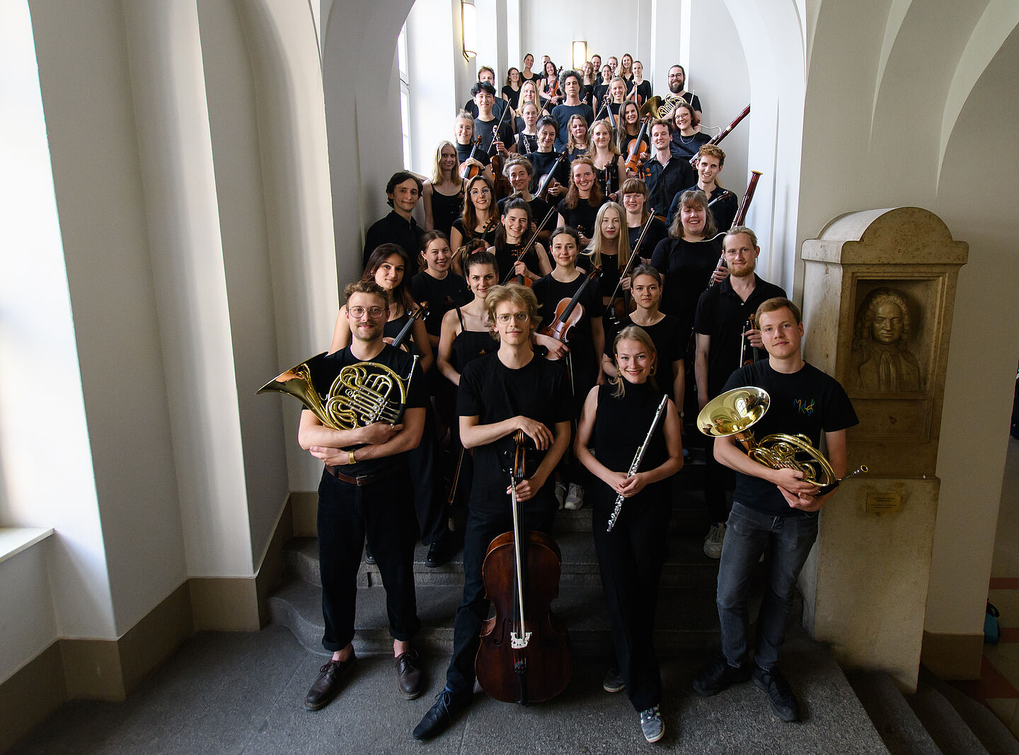 Das HTWK Orchester Leipzig in den Gängen der HTWK. Zu sehen ein Orchester aus Leipzig.