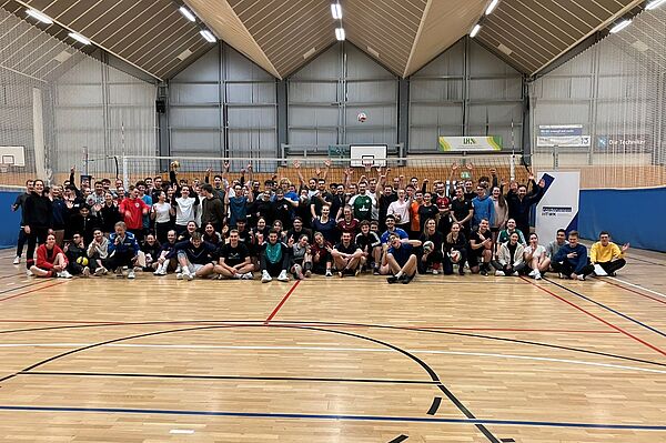 Gruppenfoto aller Turnierteilnehmenden in der Sporthalle der HTWK Leipzig