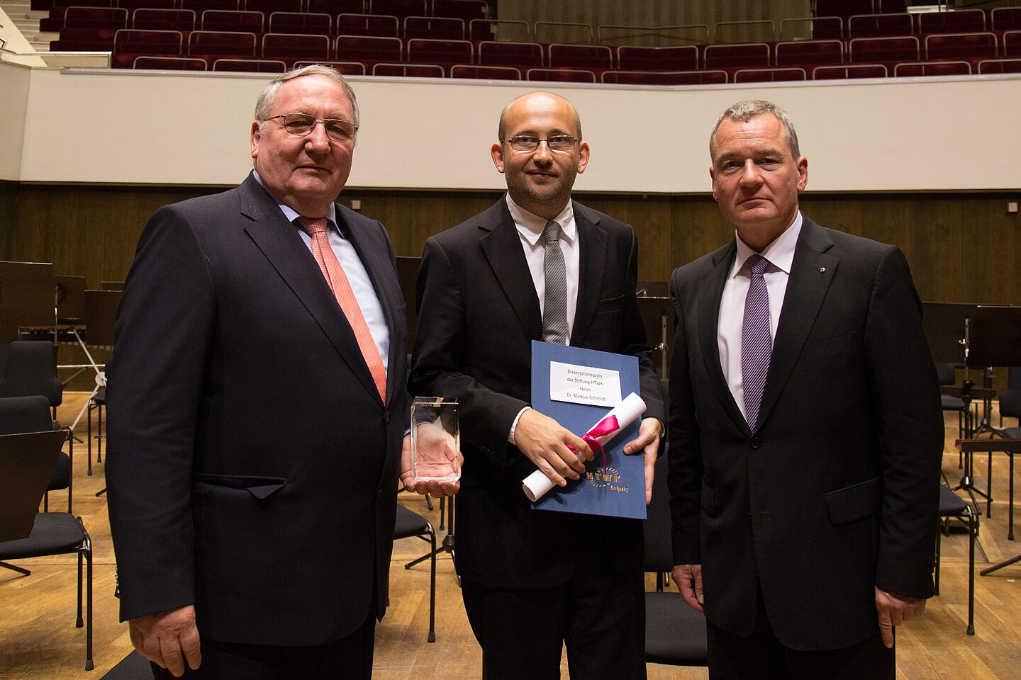 Dr. Markus Schmidt mit Professor Winfried Pinninghoff, Vorsitzender des Kuratoriums der Stiftung HTWK, und Dr. Joachim Wicke, Vorstandsvorsitzender der Stiftung HTWK (rechts), bei der Preisverleihung am 6. Oktober 2014 im Gewandhaus zu Leipzig