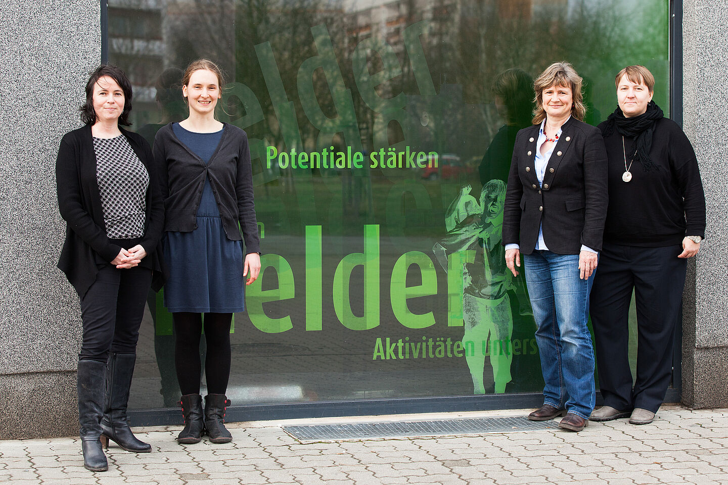 Die Mitarbeiterinnen von „Grünau bewegt sich“ vor dem Projektladen in Leipzig-Grünau. V.l.n.r: Maria Garz, Dr. Ulrike Igel, Ruth Gausche, Martina Lück.