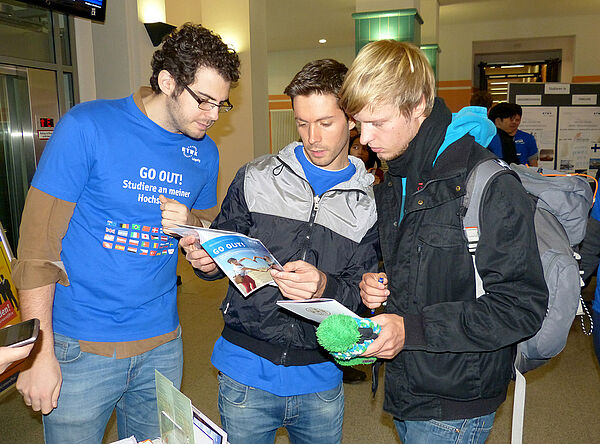 3 Studenten im Gesrpäch