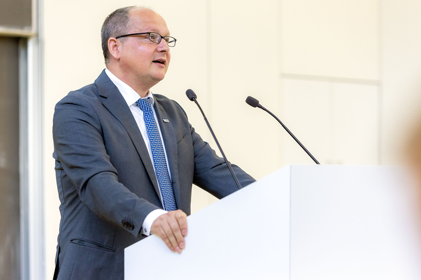 Rektor der HTWK Leipzig Prof. Mark Mietzner am Rednerpult 3D-Druck Forum 2023