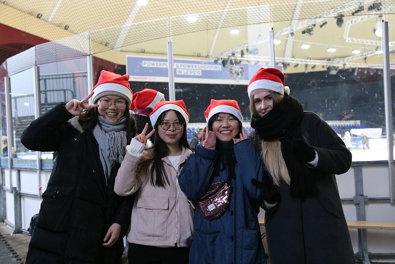 Vier Studentinnen mit Weihnachtsmütze