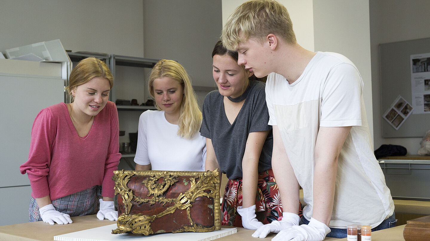 Schüler begutachten Exponat während des Schnupperwochenende Museologie an der HTWK Leipzig