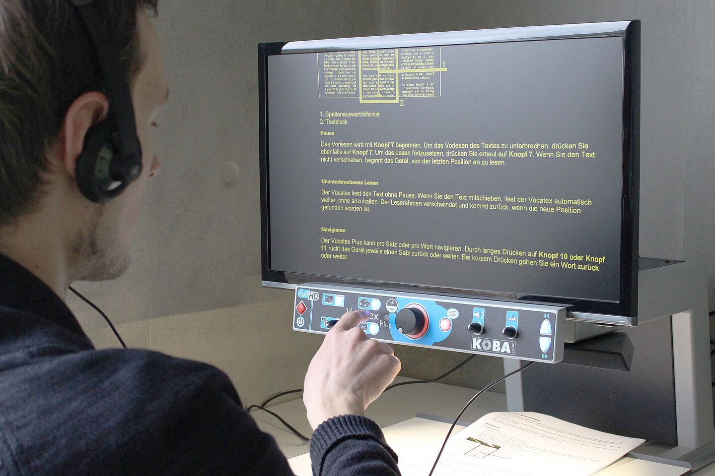 Arbeitsplatz mit Vergrößerung und Vorlesesystem für Printmedien Infoseite öffnen