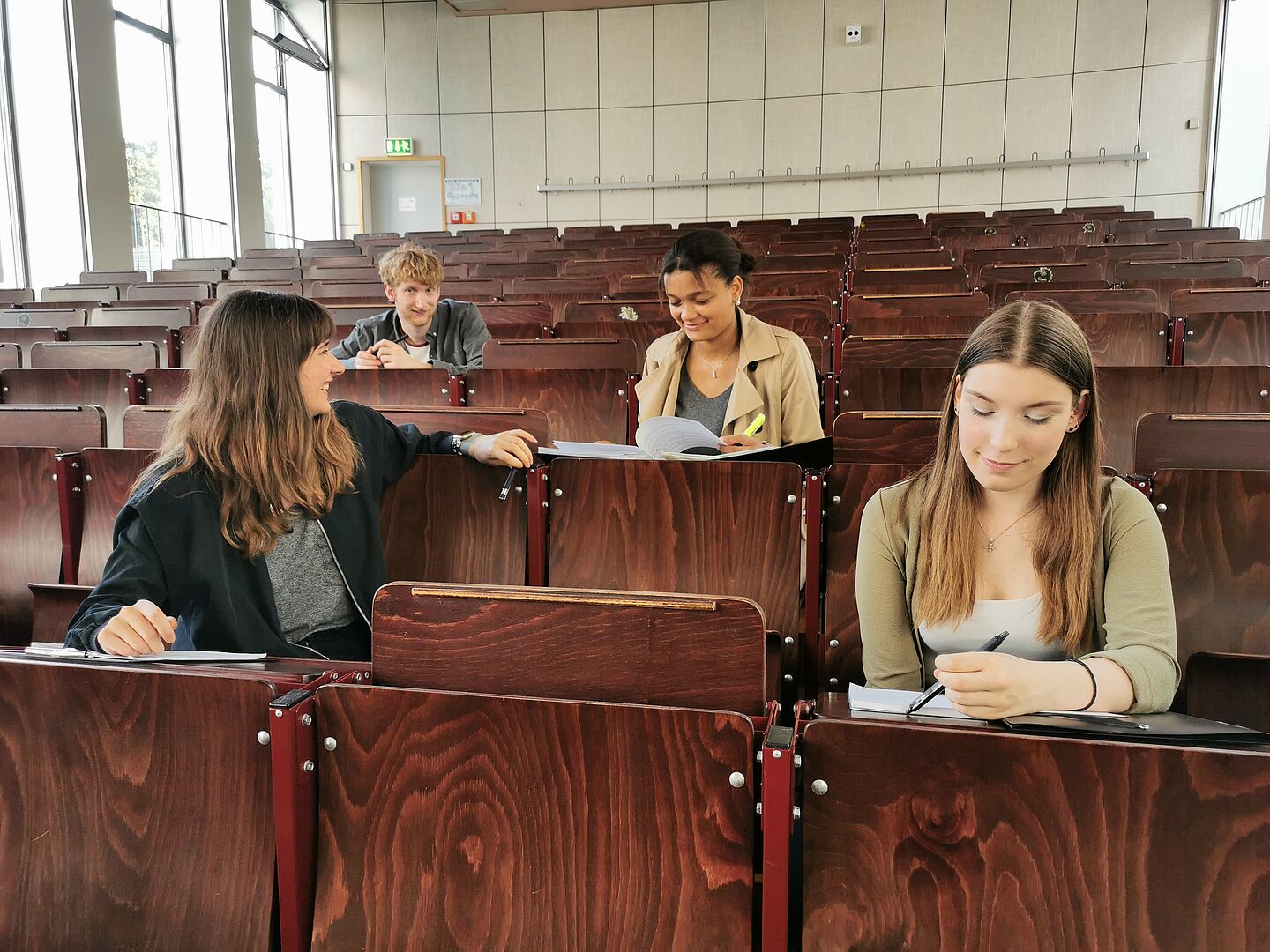 vier Studierende im Hörsaal