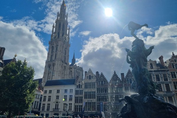 Liebfrauenkathedrale in Antwerpen Kathedrale mit einem Brunnen davor.
