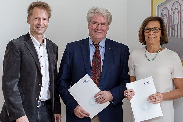 Am 6. Juli 2018 wurde die Kooperationsvereinbarung zwischen der HTWK Leipzig und dem Kunstkraftwerk Leipzig unterzeichnet: Prof. Dr. Uwe Kulisch, Prof. Dr. Markus Löffler, Prof. Gesine Grande vor einem Modell (v.l.n.r.). (Foto: Robert Weinhold/HTWK Leipzig)