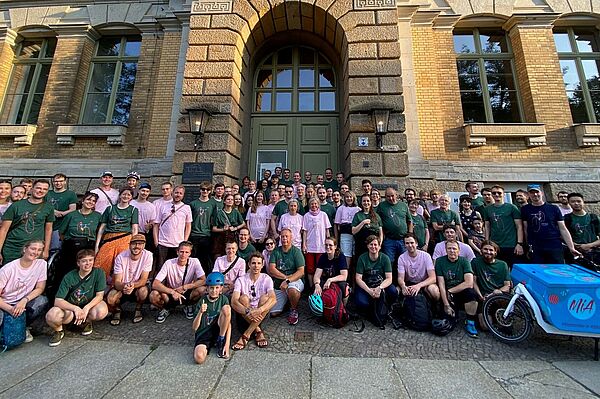 Auftakttreffen zur Leipziger Radnacht: Mitglieder der HTWK Leipzig warten neben ihren Fahrrädern in Team-Shirts im Clara-Zetkin-Park auf den Startschuss zur Radnacht 2024