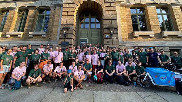 Auftakttreffen zur Leipziger Radnacht: Mitglieder der HTWK Leipzig warten neben ihren Fahrrädern in Team-Shirts im Clara-Zetkin-Park auf den Startschuss zur Radnacht 2024