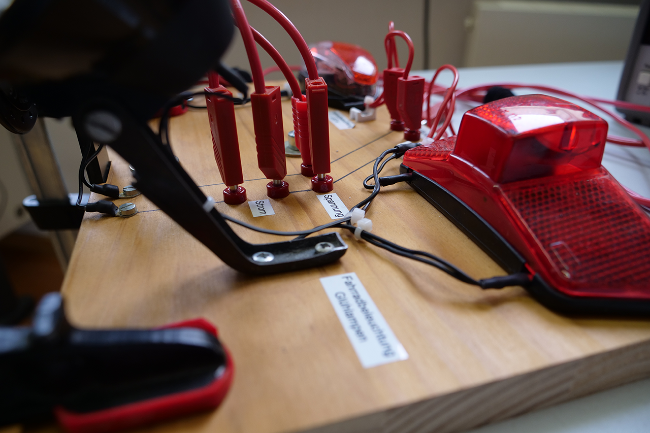 Elemente auf einem Tisch, die Licht erzeugen