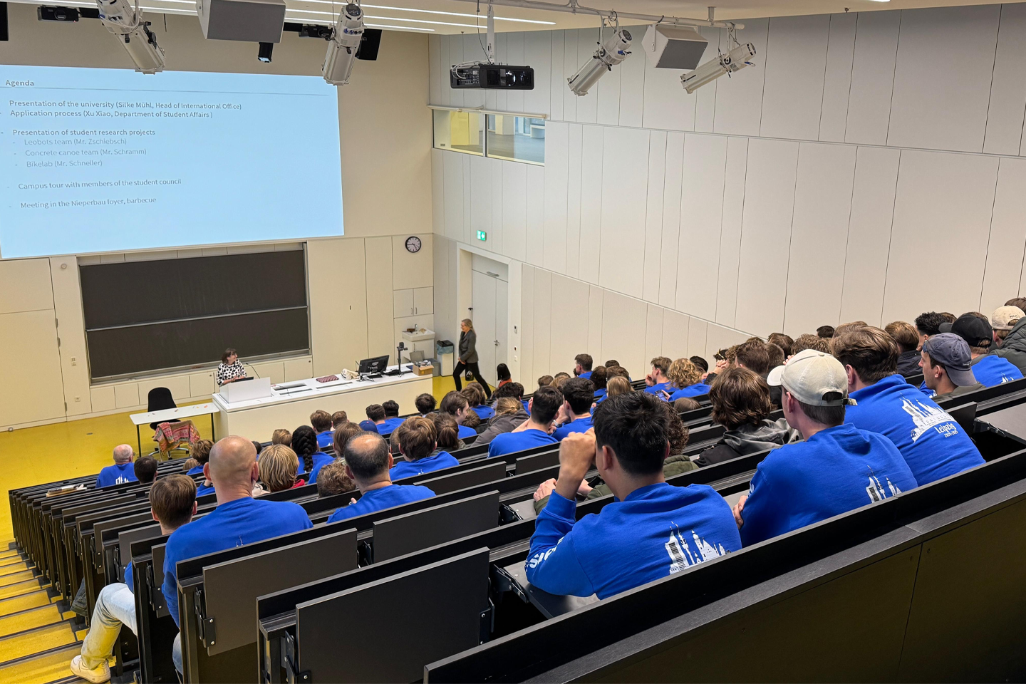 Blick in den Hörsaal, die Studierenden aus den Niederlande werden durch Prof. Anke Bucher am Rednerpult begrüßt