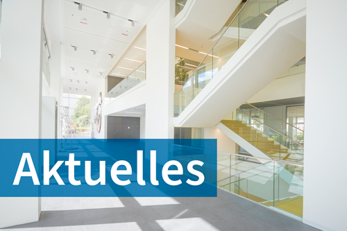 Neuigkeiten aus unserer Forschung Vorraum mit Treppen im Nieper-Bau der HTWK Leipzig bei Tageslicht, davor der Schriftzug Aktuelles