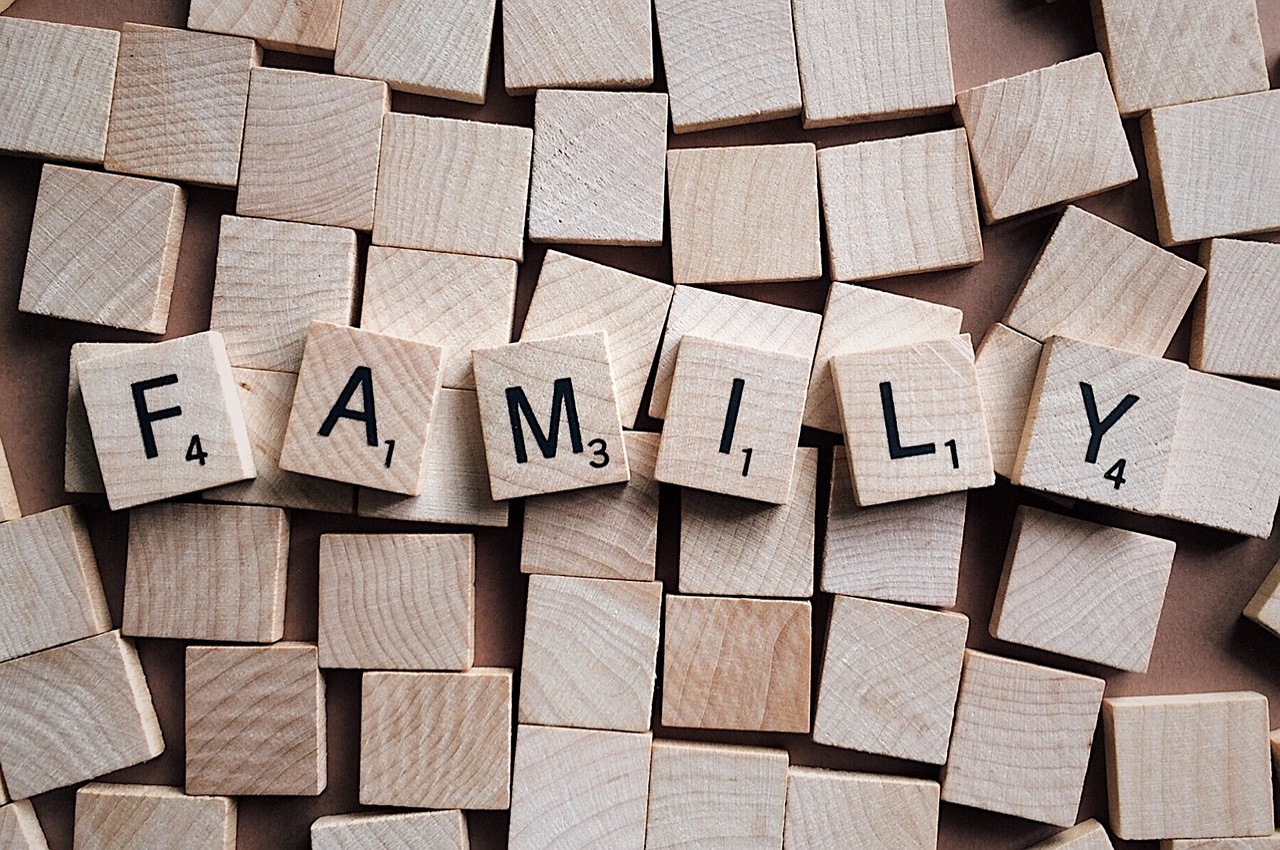 Mit Scrabble Buchstaben wurden das Wort Family gelegt