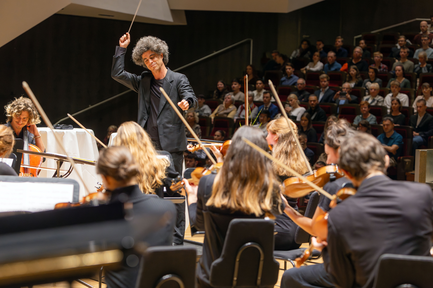 Das musizierende HTWK Orchester im Gewandhaus.