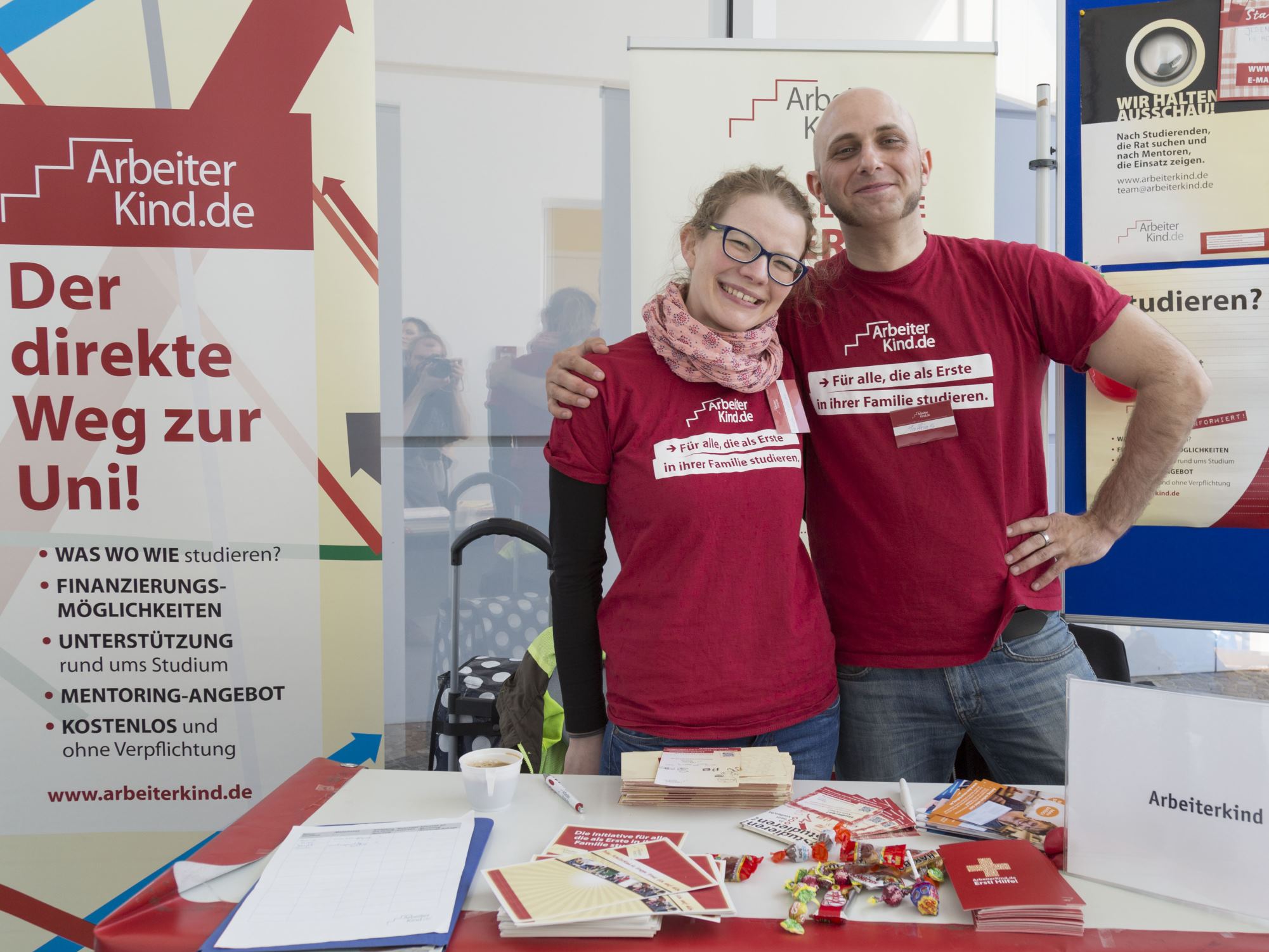 Mitarbeiter am Arbeiterkind.de-Infostand (Foto: Arbeiterkind.de) Eine Mitarbeiterin und ein Mitarbeiter am Arbeiterkind.de-Infostand
