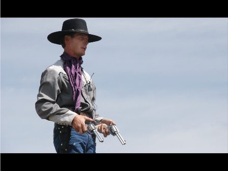 Cowboy mit zwei Revolvern in den Händen.