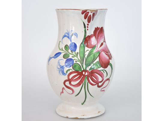 Abbildung einer Vase mit floralem Muster. Die Vase weist Glasurschäden auf.