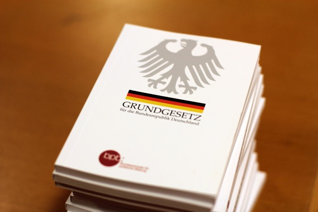 Abbildung eines Stapels von Grundgsetzbüchern der Bundesrepublik Deutschland.