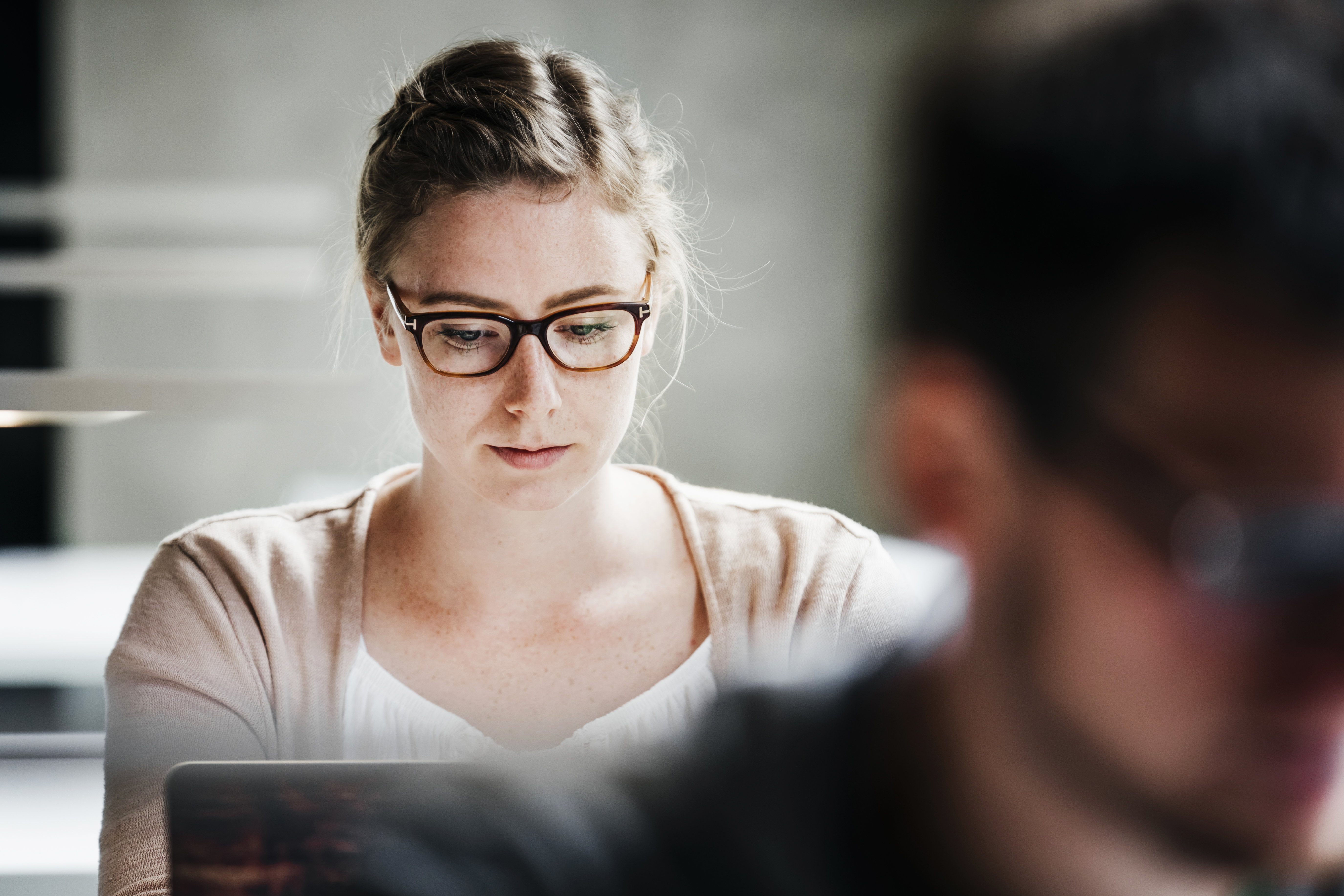 Digitales Lehren und Lernen (Foto: feinesbild.de) Junge Frau vor ihrem Laptop